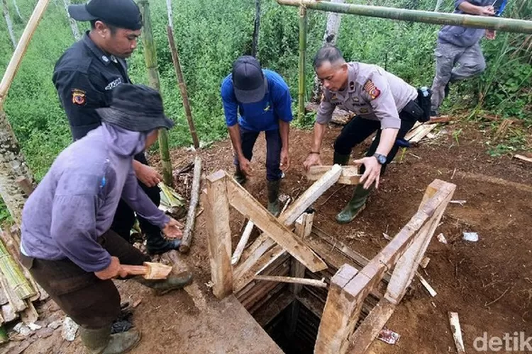 BONGKAR: Polisi membongkar galian tambang emas di Kampung Kramatjaya, Desa Cihaur, Kecamatan Simpenan, Sukabumi