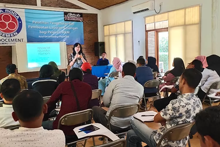 DIKLAT: Para pelaku UMKM tengah mengikuti pembinaan oleh PT Indocement Tbk.