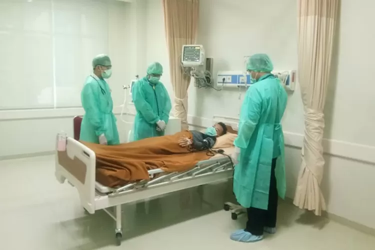 SIMULASI: Pegawai RSUD Kota Bogor saat menggelar simulasi penanganan pasien virus corona.