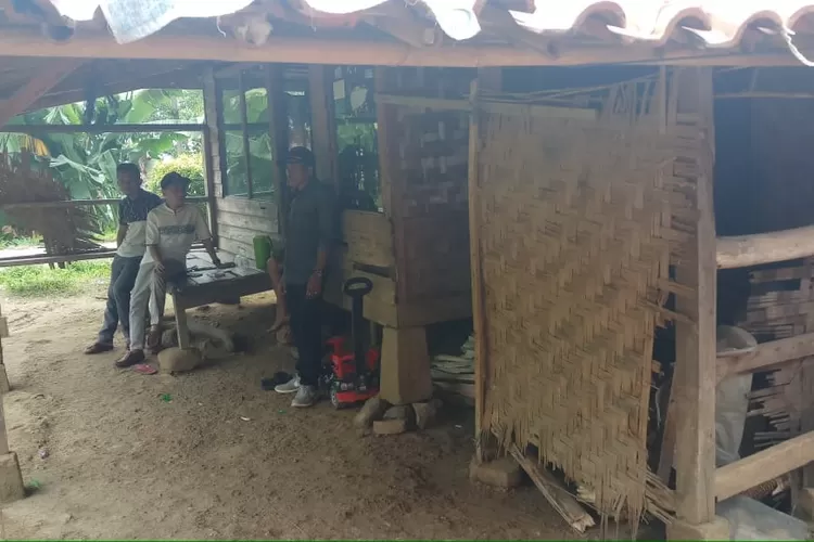 SIAP DIBANGUN: Ini rumah Muhdi, warga Sukamakmur yang kondisi rumahnya viral di media sosial.