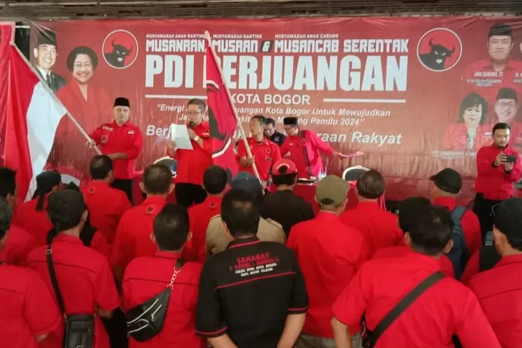 MELANTIK: Ketua DPC PDI Perjuangan Kota Bogor, Dadang Danubrata,  saat melantik pengurus tingkat RW, kelurahan dan kecamatan