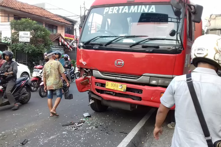 RINGSEK: Akibat sopir mengantuk, truk tangki milik Pertamina ringsek lantaran mengalami kecelakaan beruntun dan menabrak tujuh kendaraan di Simpang Empang, kemarin.