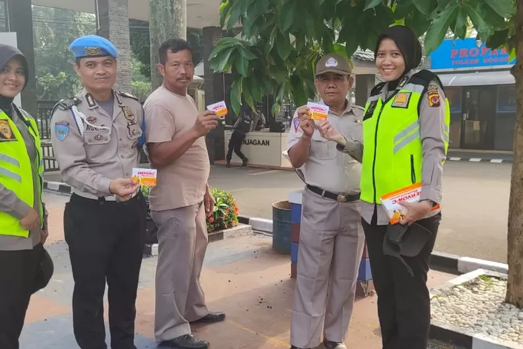 PEDULI: Petugas Paurkes Polres Bogor memberi masker dan suplemen kepada jaja-rannya.