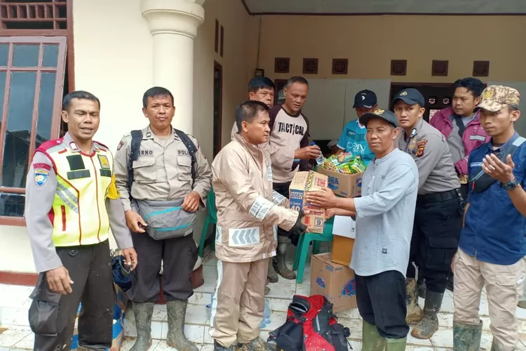 PEDULI: Kapolsek Cigudeg Kompol Bektiyana memberi bantuan kepda warga Sukajaya.