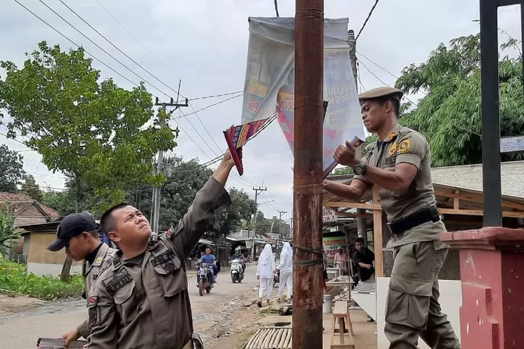 DICOPOT: Unit PP Parungpanjang menertibkan spanduk liar.