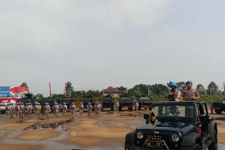 UPACARA:Pasukan FPU 12 UNAMID di Puslat Multifungsi, Cikeas, Kabu-paten Bogor, dilakukan pembaretan untuk tugas perdamaian dunia.