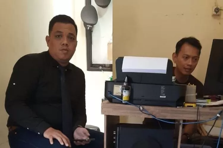 PANTAU: Kuasa hukum IH, Supriantona Siburian, mendatangi Polsek Tanahsareal untuk memantau perkembangan kasus pemukulan terhadap kliennya.