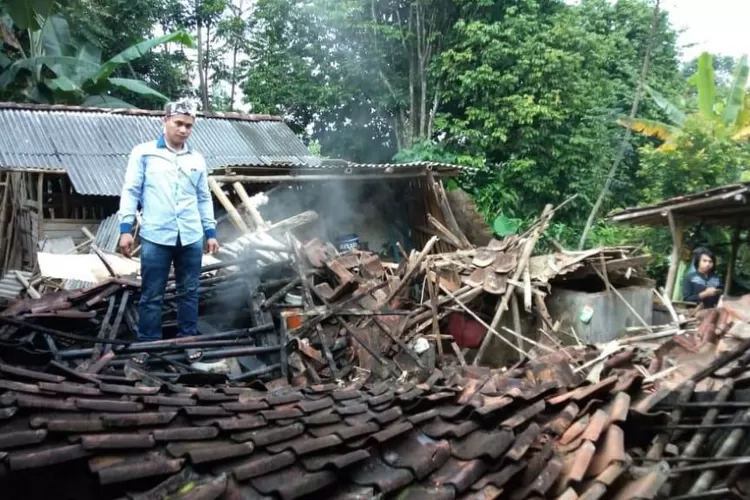 RUNTUH: Rumah di Kecamatan Kalapanunggal, Kabupaten Sukabumi, runtuh digoyang gempa, beberapa waktu lalu. Namun Pemkab Sukabumi menetapkan status tanggap darurat sampai 16 Maret.