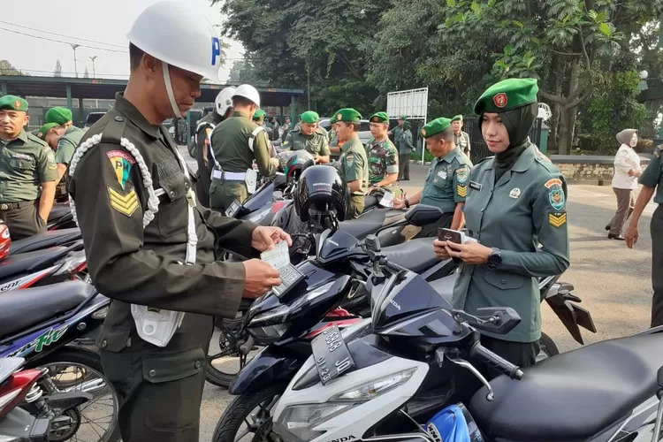 PEMERIKSAAN: Puluhan kendaraan dinas maupun pribadi milik TNI diperiksa kelengkapan suratnya di Makodim 0606, Jalan Sudirman, Kelurahan Pabaton, Kecamatan Bogor Tengah, Kota Bogor.