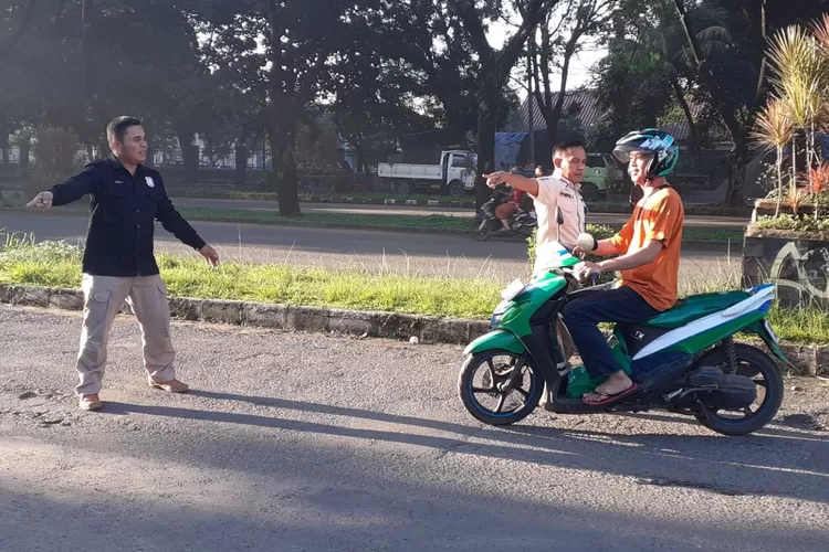 OPERASI: Pembuang sampah tertangkap basah Pol PP Kabupaten Bogor saat buang sampah sembarangan di ruas Jalan PDM Bojonggede.