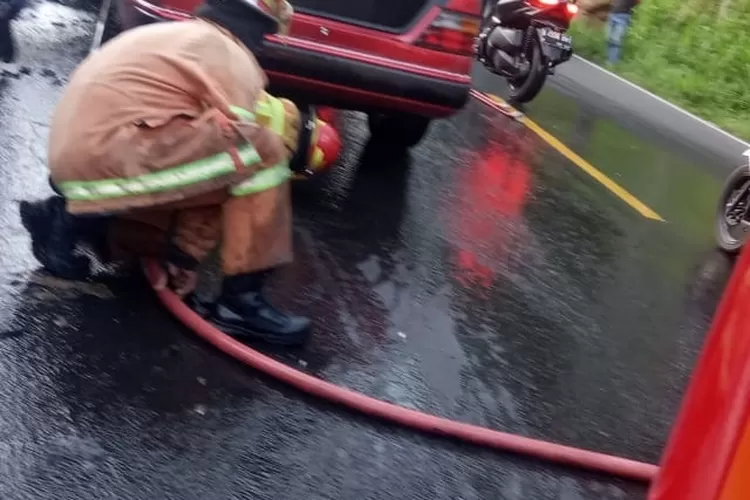 HANGUS: Mobil Mercy hangus terbakar di ruas Jalan Puncak pada Sabtu (14/3).