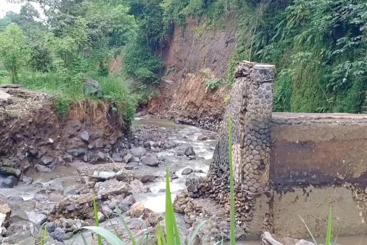 JEBOL: Bendungan Saimun di Cibuntu, Ciampea, jebol. Areal persawahan di tiga desa pun terancam kekeringan