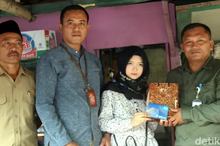 SEMRINGAH:  Febby  Lissa  Ayu  Aryanti  saat  menerima  suvenir  dari staf Presiden Jokowi.