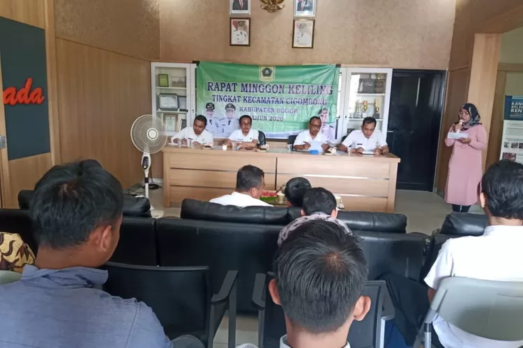 RAPAT: Suasana Rapat Minggon Keliling yang digelar Pemerintah Kecamatan Cigombong di Desa Cisalada, kemarin. 