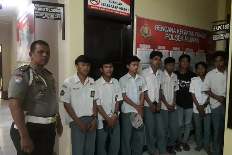 TAWURAN: Sejumlah pelajar diperiksa polisi di Mako Polsek Rumpin lantaran hendak tawuran.