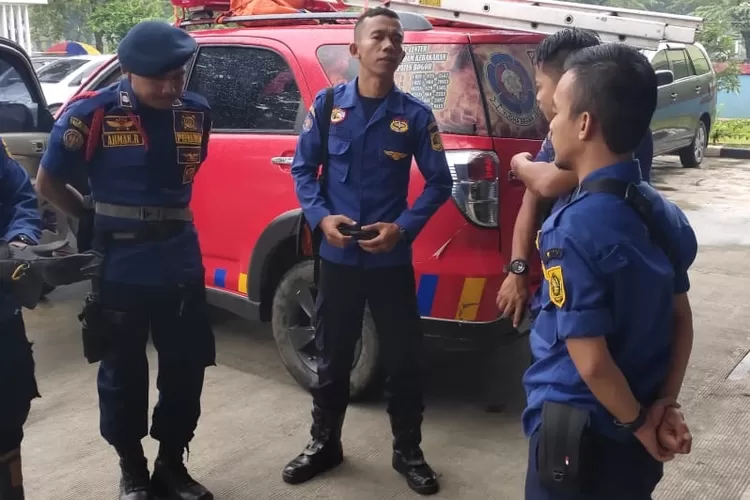 BURU: Petugas Damkar Kabupaten Bogor memburu ular yang berkeliaran di Desa Cimandala, Kecamatan Sukaraja.