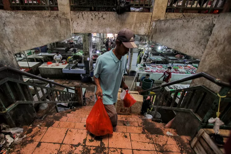Pedagang pasar menutup dagangannya di Pasar Cileungsi, Kabupaten Bogor,Minggu (31/5/2020). Pemkab Bogor menutup sementara Pasar Cileungsi mulai hari ini, setelah menjadi klaster baru penularan COVID-19 dengan jumlah total tujuh penderita. Foto: Sandika/Metropolitan