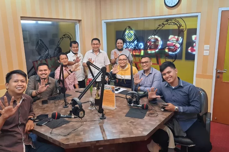 KOMPAK : Pengurus e-Sport Kabupaten Bogor foto bersama Plt Kadikominfo  Kardenal usai siaran langsung di studi Radio Teman.