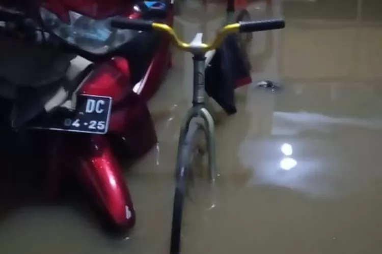BANJIR : Banjir di salah satu rumah warga di Cibuluh, Kota Bogor. (foto:dokumentasi warga)