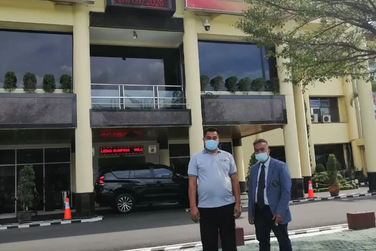 RESMI LAPORAN : Pengusaha Properti Asal Bogor, Wawan, bersama kuasa hukum Kusnadi di Mapolda Jabar.