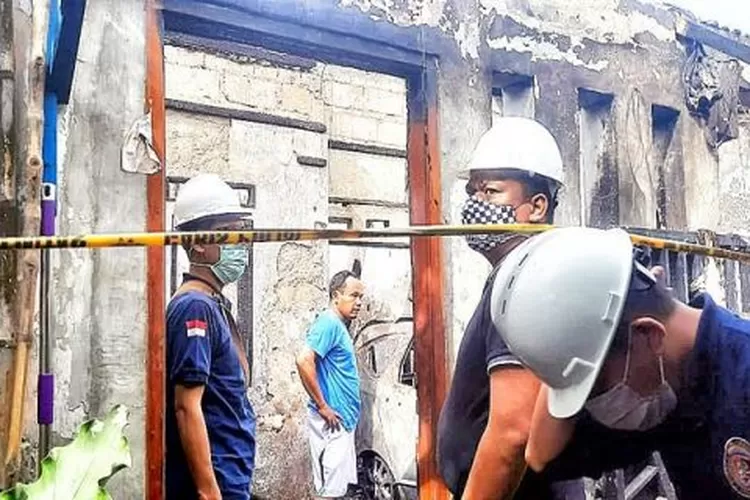 Petugas pemadam kebakaran mengidentifikasi tempat kejadian di mana hampir seluruh bangunan ludes terbakar. Foto: Radar Banten