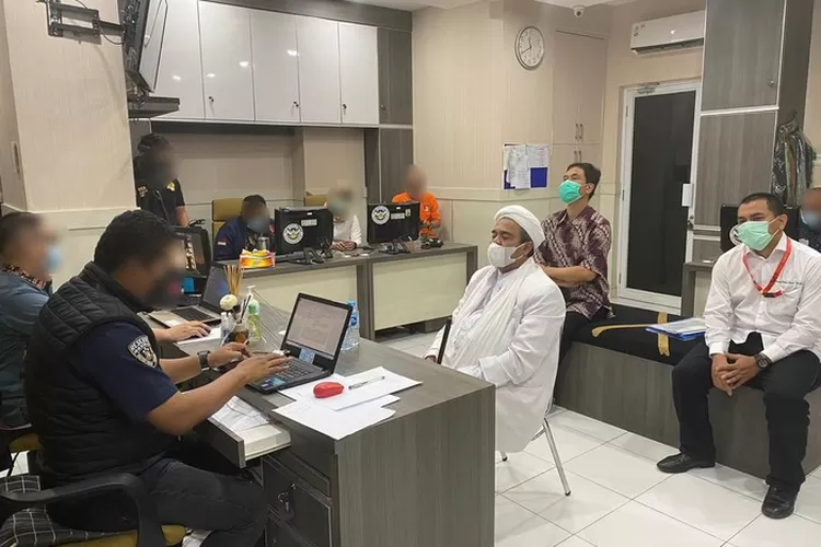 DIPERIKSA: Habib Rizieq saat diperiksa penyidik Polda Metro Jaya