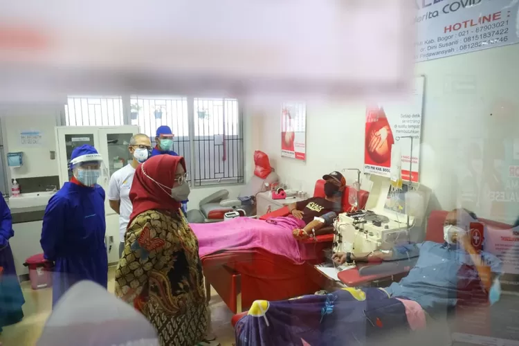 PANTAU-Bupati Bogor Ade Yasin saat meninjau pendonor darah plasma ex pasien covid-19 /  Metropolitan