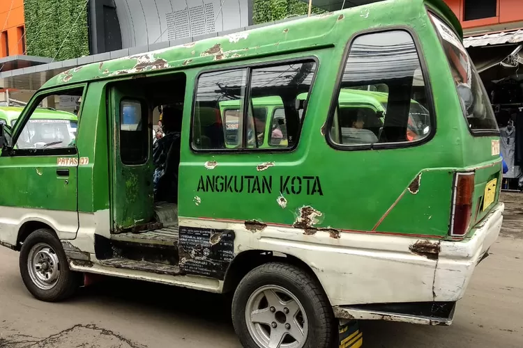 TAK LAYAK: Salah satu angkutan umum yang sudah tidak layak jalan / Naurah Metropolitan