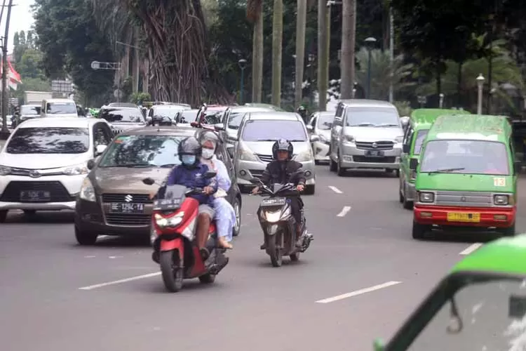 PADAT: Sejumlah kendaraan roda dua danempat melintas di seputaran SSA Kota Bogor tepat di depan Balai Kota Bogor. (Dok Metropolitan)