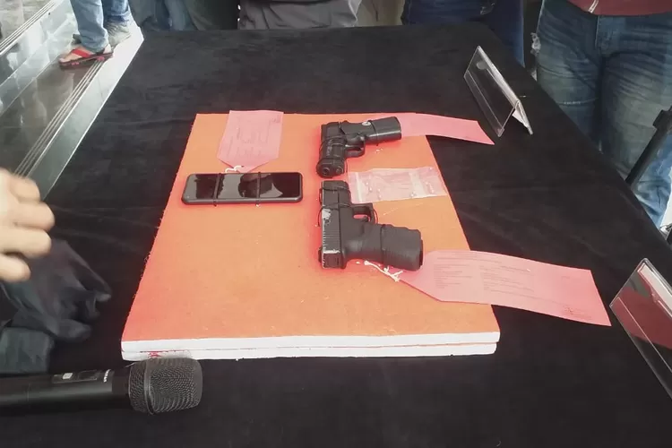 Barang bukti pistol airsoft gun yang ditodongkan tersangka G kepada kurir pengantar paket di Tenjolaya, Kabupaten Bogor. (Foto: Fadil/Metropolitan)