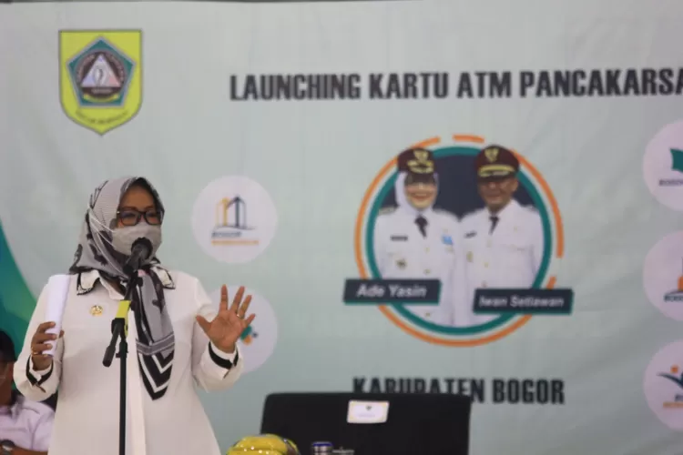 Bupati Bogor Ade Yasin saat penyerahan secara simbolis ATM Pancakarsa kepada guru non PNS penerima insentif di Aula Pendopo Bupati, Cibinong, Kabupaten Bogor, Rabu (18/8). (Foto: Arifin/Metropolitan)