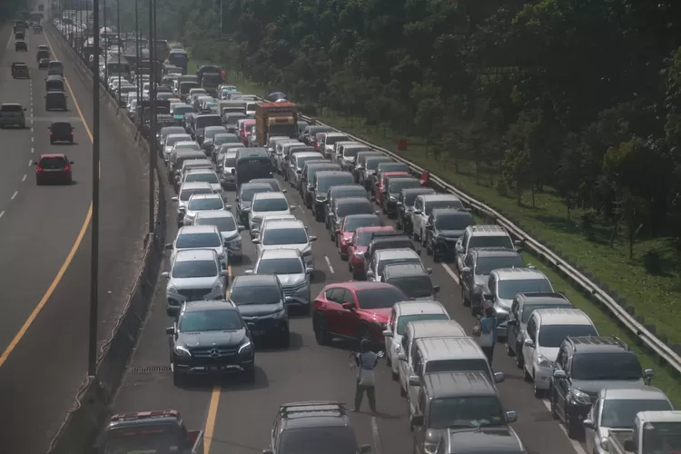 Kemacetan panjang terjadi mulai dari Exit Tol Ciawi menuju Gadog, Puncak, Bogor, Rabu (11/8). (Foto: Ghifar/Metropolitan)