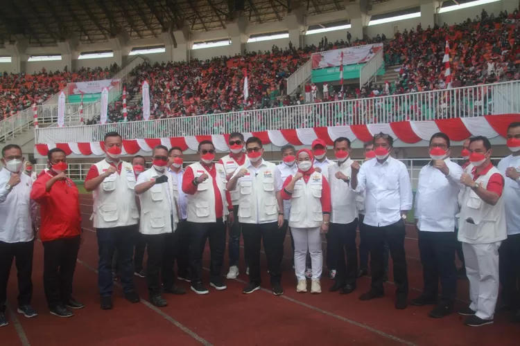 Pelaksanaan vaksinasi kemerdekaan yang dilakukan atas kolaborasi dari Kamar Dagang dan Industri Indonesia (KADIN)Kabupaten Bogor, Kodim 0621/Kabupaten Bogor, Polres Bogor, Kejaksaan Negeri Cibinong dan Gugus Tugas Covid 19 yang melaksanakan vaksinasi dengan 11.000 target sasaran di Stadion Pakansari, Sabtu (14/8).  Apresiasi penuh di lontarkan ketua KADIN Indonesia Arsjad Rasjid untuk KADIN Jawa Barat khususnya di Kabupaten Bogor yang menggelar vaksinasi massal bertajuk kemerdekaan di satu tempat dengan belasan ribu peserta.  
