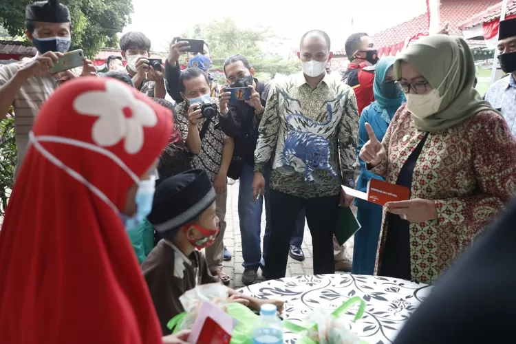 SIMBOLIS-Bupati Bogor Ade Yasin saat menyerahkan bantuan secara simbolis dari warga untuk sembilan anak yatim di Kelurahan Tengah, Kecamatan Cibinong