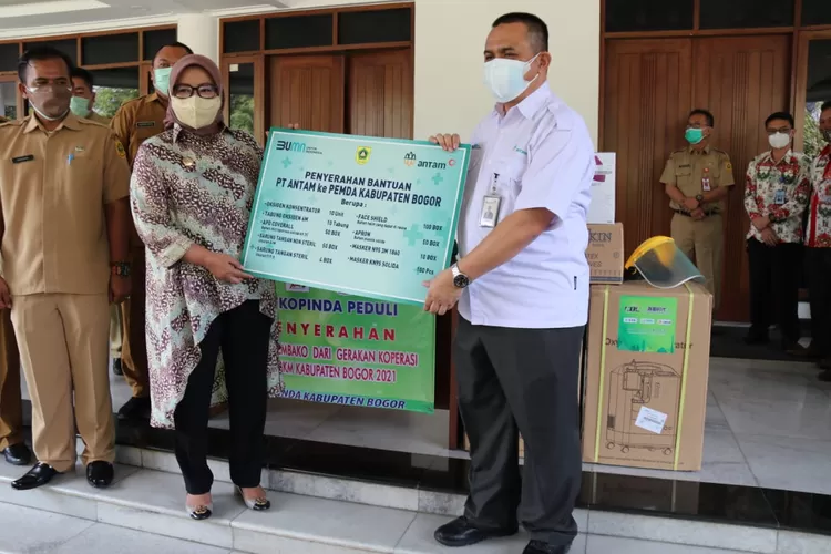 BANTUAN-Bupati Bogor Ade Yasin saat menerima bantuan dari PT Antam Tbk