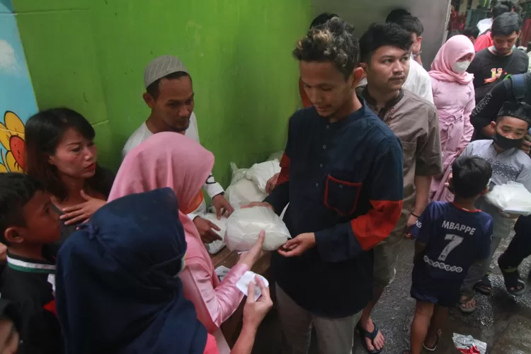 Ketua Karang Taruna Berdikari, Novel Budiman sedang memberikan makanan dan sembako untuk anak Yatim Dhuafa di Kelurahan Gudang, Kamis (2/9) (Foto : Giffar/Metropolitan)
