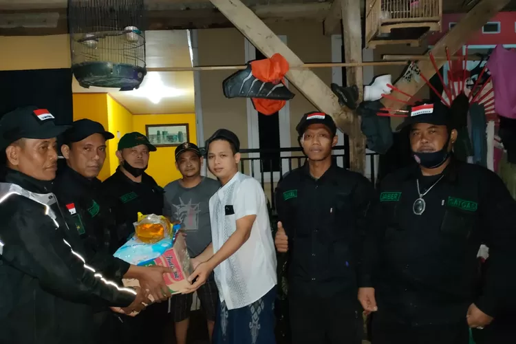 BANTUAN-Gebrak memberikan bantuan kepada masyarakat yang terdampak bencana di Kecamatan Bogor Selatan, Kota Bogor