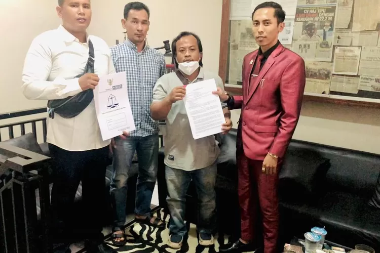 KOMPAK-Para pengacara dari kantor sembilan bintang saat mendampingi kliennya yang diduga menjadi korban pemukulan