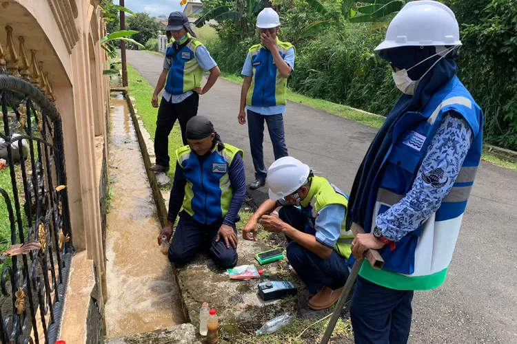 Seorang petugas bersama Kepala Cabang Pelayanan Kedung Halang Afriliyani mengecek tingkat kadar kekeruhan air menggunakan Turbidimeter di saluran pembersihan Perumahan Duta Kencana 2