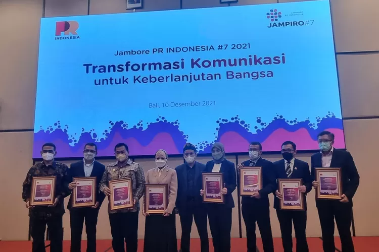 PR Indonesia mengukuhkan Menteri Perdagangan Muhammad Lutfi  sebagai Pemimpin Paling Populer (Most Popular Leader) selama tahun 2021. Penghargaan diberikan karena Mendag Lutfi dinilai berhasil mewujudkan reputasi positif  kementerian dan pemerintah di  mata publik.