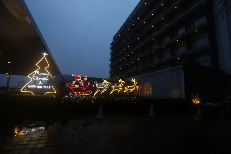 Menjelang perayaan Natal dan Tahun Baru, salahsatunya Hotel 1O1, Jalan Suryakencana mulai menghias untuk menyambut perayaan tersebut. Hiasan sudah terlihat dari pintu masuk sampai didalam hotel. FADLI AKBAR/METROPOLITAN