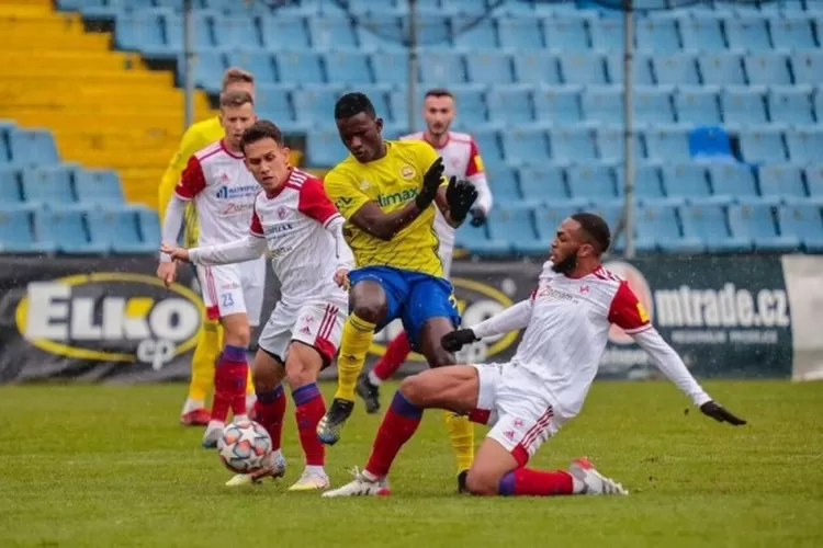 Witan Sulaeman dan Egy Maulana Vikri tak bisa membantu FK Senica terhindar dari kekalahan telak 5-0 dari Slovan Bratislava dalam duel di Tehelne Pole Stadium, Sabtu (13/2). (Instagram/@fcfastavzlin_cz)