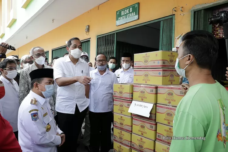 Menteri Perdagangan, Muhammad Lutfi meninjau harga dan distribusi minyak goreng di Pasar Angso Duo, Jambi, Jumat (25/02/2022).