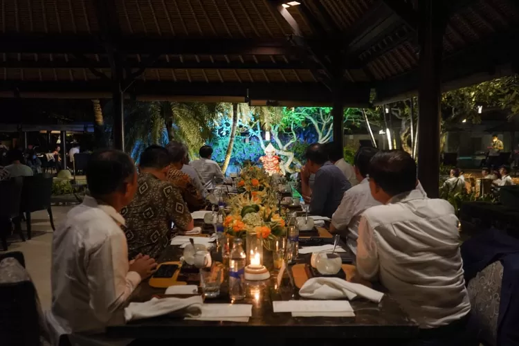 Para Menteri Ekonomi ASEAN telah tiba di Jimbaran, Bali untuk menghadiri Pertemuan ASEAN Economic Ministers’ (AEM) Special Meeting pada 17–18 Mei 2022. Kehadiran para menteri ekonomi ASEAN disambut eksotisme tarian tradisional Bali dan hidangan kuliner nusantara yang disuguhkan pada jamuan penyambutan bersama pada Selasa (17/5).