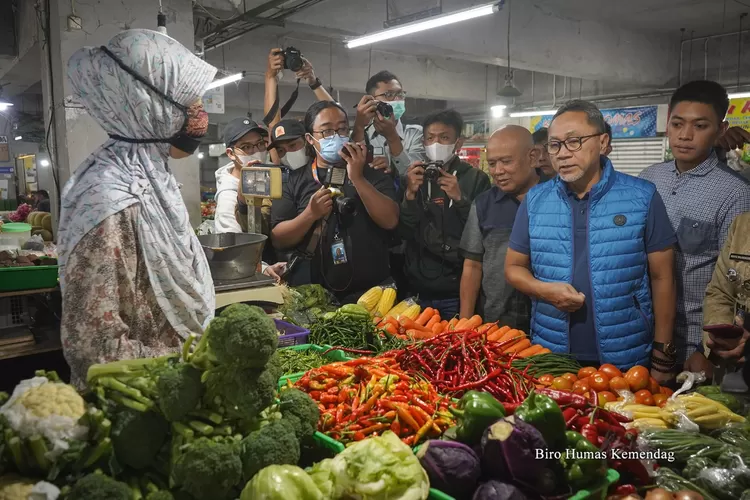 Menteri Perdagangan, Zulkifli Hasan meninjau barang kebutuhan pokok (bapok) di Pasar Kosambi, Bandung, Kamis (23 Juni 2022).