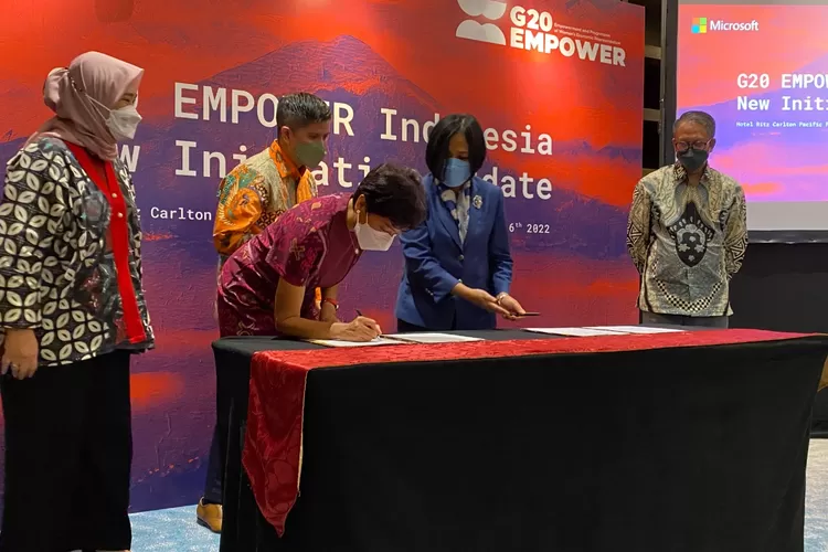 Chair G20 EMPOWER Indonesia, Yessie D. Yosetya (kedua kiri) bersama Co-Chair G20 EMPOWER Indonesia, Rinawati Prihatingsih (kedua kanan) dan CFO and DI&A Lead, Microsoft Indonesia, Krishna Worotikan (tengah) disaksikan oleh Business Strategy Director, Microsoft Indonesia, Nina Wirahadikusuma (paling kiri) serta CO-SHERPA G20 Indonesia, Raden Edi Prio Pambudi (paling kanan) dalam prosesi penandatanganan kerjasama antara Microsoft dengan G20 Empower Presidensi Indonesia untuk pelaksanaan program “Code; Without Barries” di Jakarta, Rabu (6/7).  Program ini menyediakan platform yang memungkinkan talenta perempuan untuk berkontribusi terhadap pertumbuhan ekonomi digital inklusif melalui partisipasi dan inovasi di bidang teknologi. Serangkaian aktivitas seperti pelatihan keterampilan, pemberian sertifikasi, dan pembukaan kesempatan kerja bagi perempuan akan dilakukan sebagai bagian dari program ini.