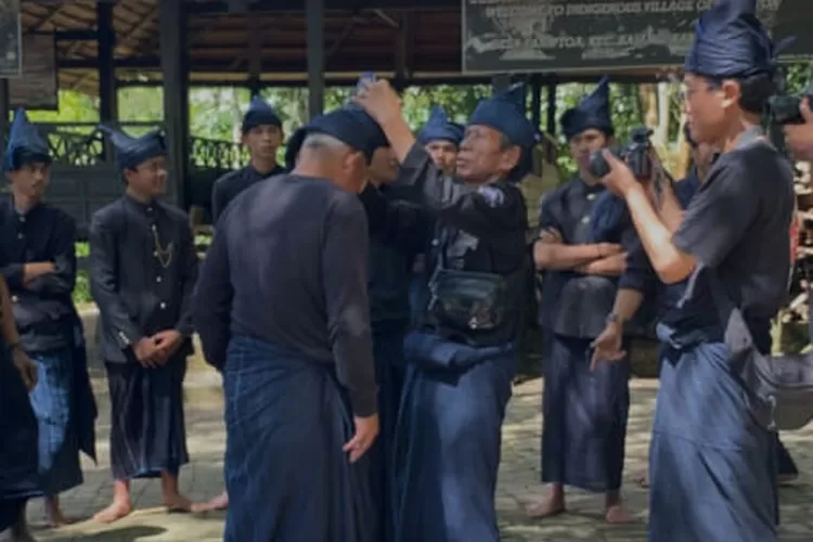 Mengenakan passapu (tutup kepala/ikat kepala) sebelum bertemu Amma Toa