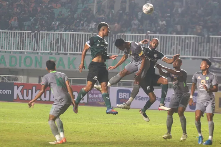 Laga Persikabo vs Persebaya dalam Liga 1 2022-2023 itu digelar di Stadion Pakansari, Cibinong, Senin (25) malam. Persikabo 1973 selaku tim tuan rumah mampu mengalahkan Persebaya Surabaya dengan skor 1-0 dengan tendangan pinalti oleh nomor punggung 11 G.Tocantins. Fadli/Metropolitan