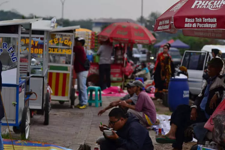 Ilustrasi PKL disekitaran Stadion Pakansari. (Dok Radar Bogor)
