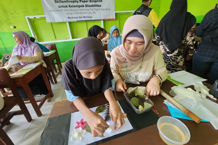 proses belajar mengajar yang dilakukan karyawan PT SBI kepada murid difabel